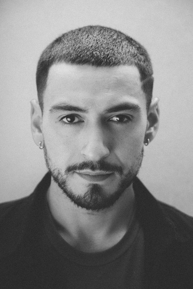 Retrato en blanco y negro de Adrian Cardozo, barbero y peluquero